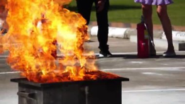 Taşıma işaretleri ve yanan alevlerle iz sür