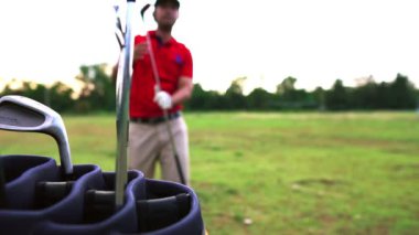 Çayırda golf oynayan Asyalı adam
