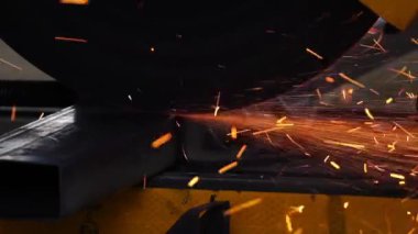 Elektrikli testereyle demir öğüten metal işçisi. 