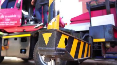 Çekici vinç bölgede çalışıyor