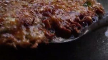 Asya kızartma tavasında yemek pişirmeye yaklaş.