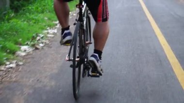 Açık havada bisiklet süren adamı yakından görmek