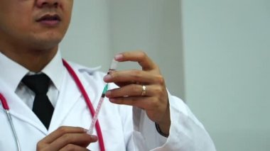 The doctor's diagnosis of the patients in the office operation work of the hospital