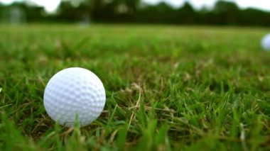 Golf oynayan adamın kırpılmış görüntüleri. 
