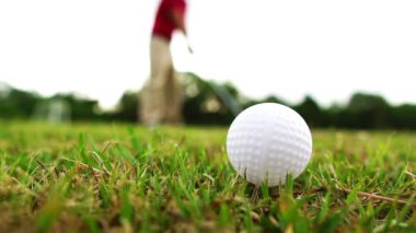 Golf oynayan adamın kırpılmış görüntüleri. 
