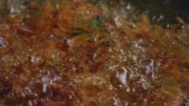 Asya kızartma tavasında yemek pişirmeye yaklaş.