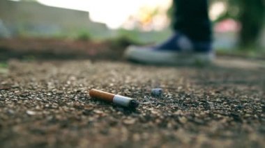 Asyalı genç adamın sigara içerken çekilmiş görüntüleri.