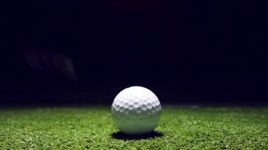 Yeşil çimlerde golf topunun yavaş hareketi
