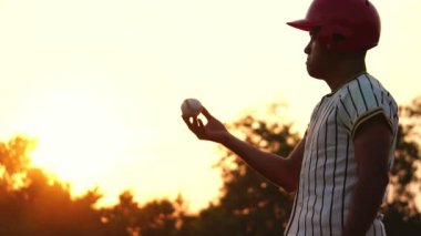 Spor kıyafetli Asyalı beysbol oynuyor. 