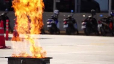 Taşıma işaretleri ve yanan alevlerle iz sür