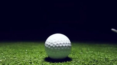 Yeşil çimlerde golf topunun yavaş hareketi