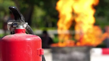 Taşıma işaretleri ve yanan alevlerle iz sür