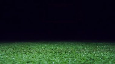 Yeşil çimlerde golf topunun yavaş hareketi