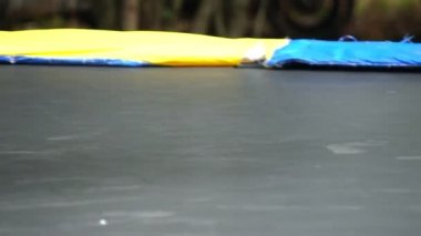 Trambolinde zıplayan çocukların yakın çekim görüntüleri.