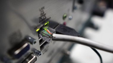 Bağlayıcı ve kablolu konsol görüntüleri, USB girdisi