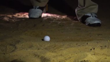 Golf oynayan adama yakın çekim