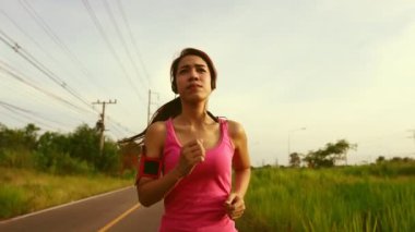 Asyalı kadınlar mutlu bir şekilde koşuyordu.