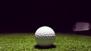 Yeşil çimlerde golf topunun yavaş hareketi