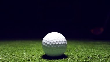 Yeşil çimlerde golf topunun yavaş hareketi