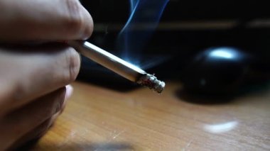 Slow Motion: Muz yapraklarıyla sarılı Tayland yemekleri tencerede, sıcak buharda pişiyor