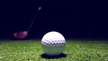 Yeşil çimlerde golf topunun yavaş hareketi