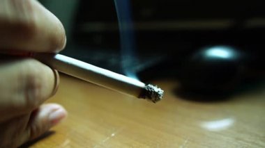 Slow Motion: İş adamı bilgisayardaki işten dolayı stres altında sigara içiyor 