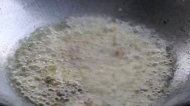 Asya kızartma tavasında yemek pişirmeye yaklaş.