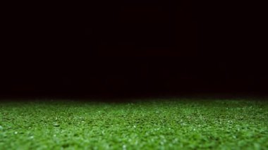 Yeşil çimlerde golf topunun yavaş hareketi