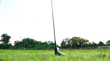 Golf oynayan adamın kırpılmış görüntüleri. 