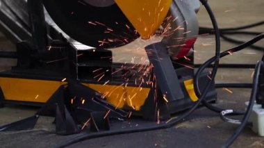 Elektrikli testereyle demir öğüten metal işçisi. 