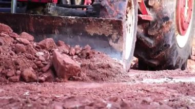 Yer yüzeyi ile çalışan traktörün görüntüsü
