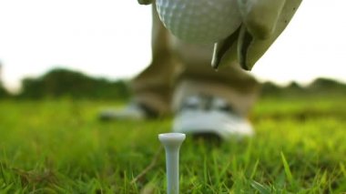Golf oynayan adamın kırpılmış görüntüleri. 