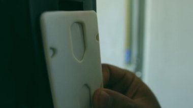 Slow Motion: Erkek personel ameliyathaneye girmek için Rfid kartını tarayın