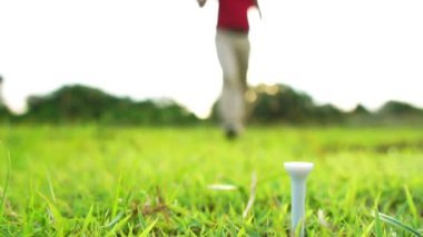 Golf oynayan adamın kırpılmış görüntüleri. 