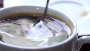 Masada taze kahve var.