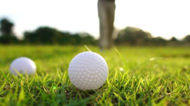 Golf oynayan adamın kırpılmış görüntüleri. 