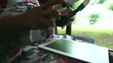 Mide için doğum öncesi Müzik Terapisi koyarak kulaklık alarak anne-olmak