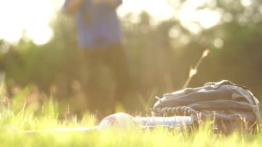 Beyzbol oynayan adama yakın çekim 