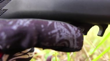 Dışarıda silahlı avcı var.