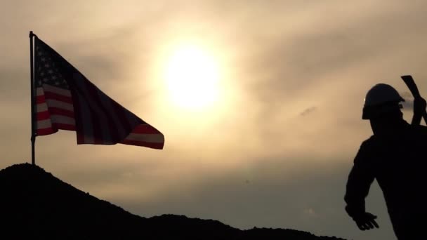 Werknemer Met Pikhouweel Heuvel Met Zwaaiende Usa Vlag Bewolkte Lucht — Stockvideo