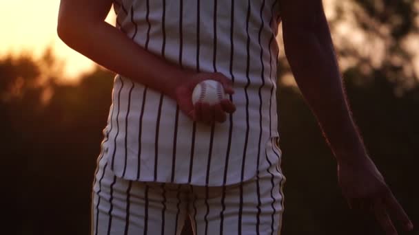 Asiatisk Man Sportig Outfit Spelar Baseball — Stockvideo