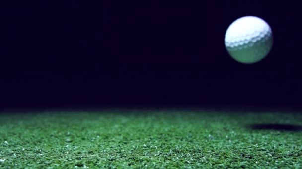 Close Beelden Van Golfbal Groen Gras — Stockvideo