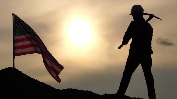 Worker Pickaxe Hill Waving Usa Flag Cloudy Sky Background — Vídeos de Stock