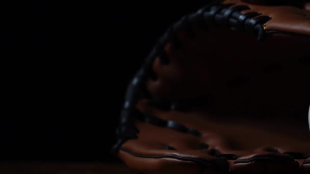 Siyah Arka Planda Beyzbol Eldiveni Topunun Yakın Çekim Görüntüleri — Stok video