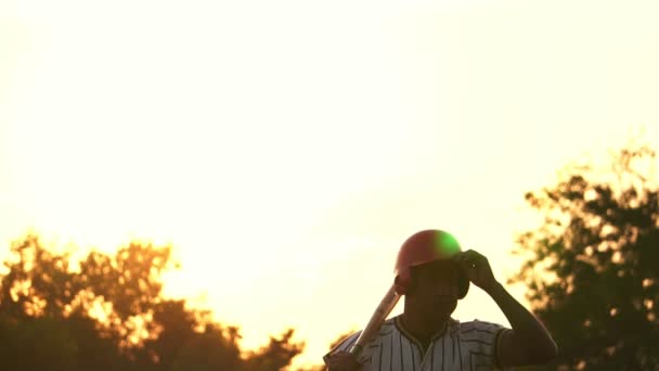 Asiatischer Mann Sportlichem Outfit Spielt Baseball — Stockvideo