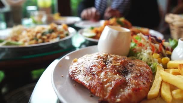 Primer Plano Los Filetes Fondo Plato Con Gente Comiendo Imágenes — Vídeo de stock