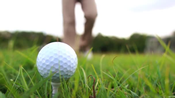 Close Van Man Die Golf Speelt — Stockvideo
