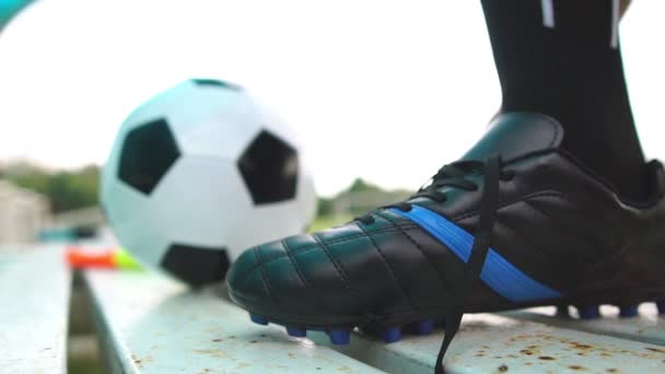 Footage Football Player Ties His Shoes — Stock Video