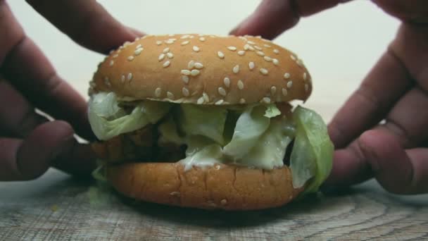 Eet Een Hamburger Zoveel Vet — Stockvideo