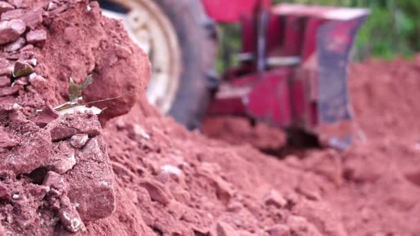 Záběry Traktoru Pracujícího Povrchem Země — Stock video
